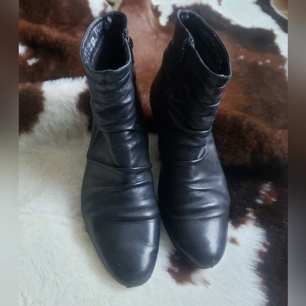 Vintage Clarks low heeled boots in size 8.5.